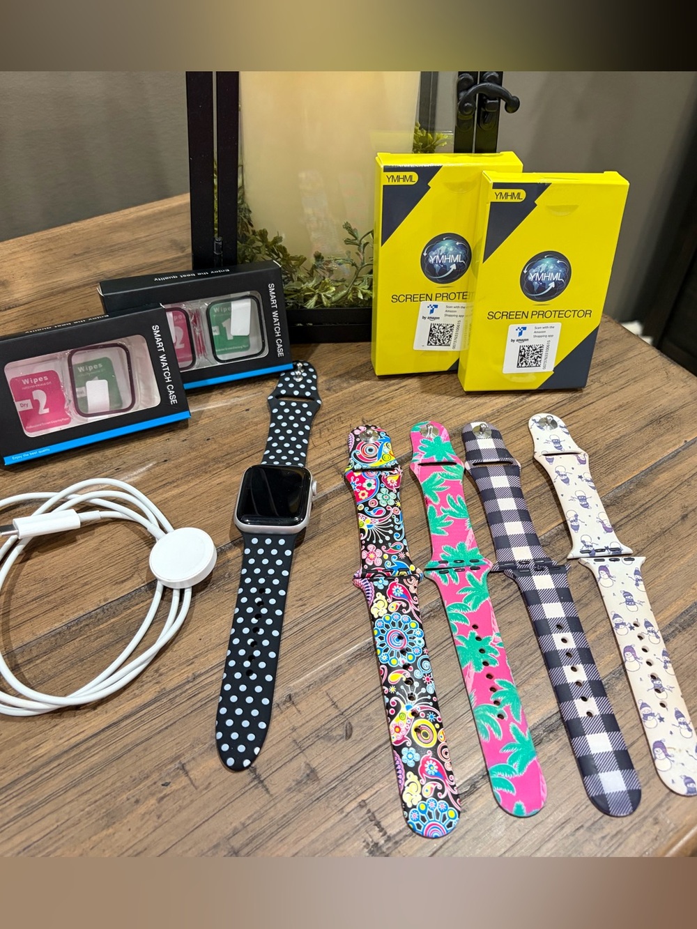 Apple Watch SE 40mm GPS. Includes all items pictured/listed below.